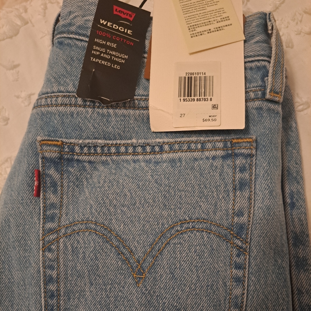 High Rise Levi's Demin - Picture 2 of 8